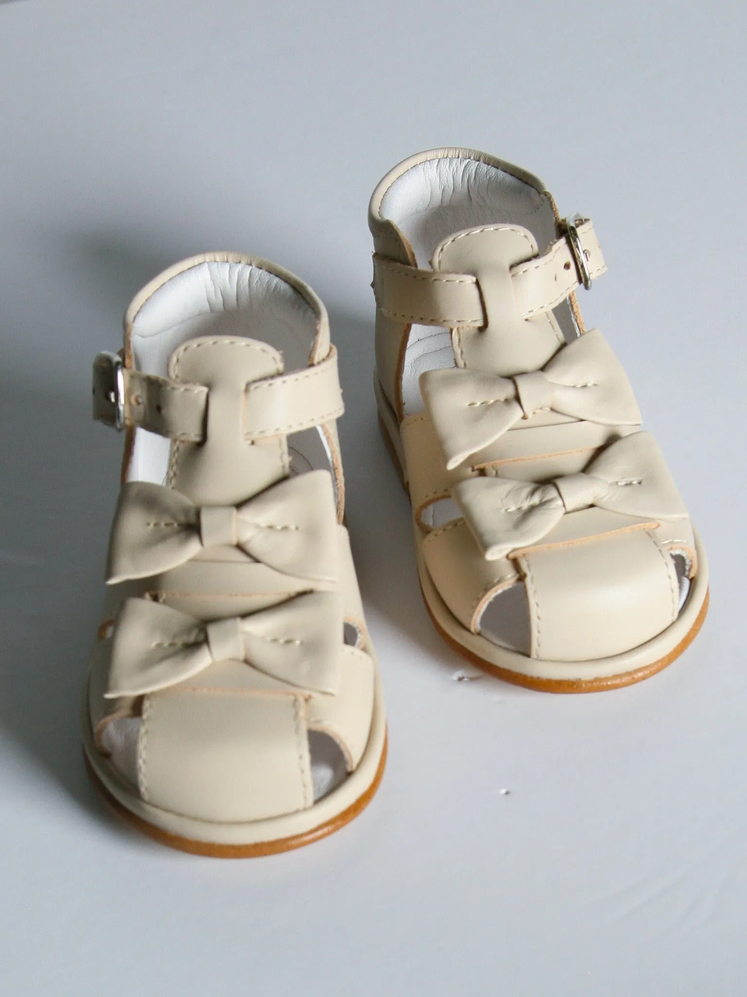 Borboleta 'Dina' Beige leather sandal