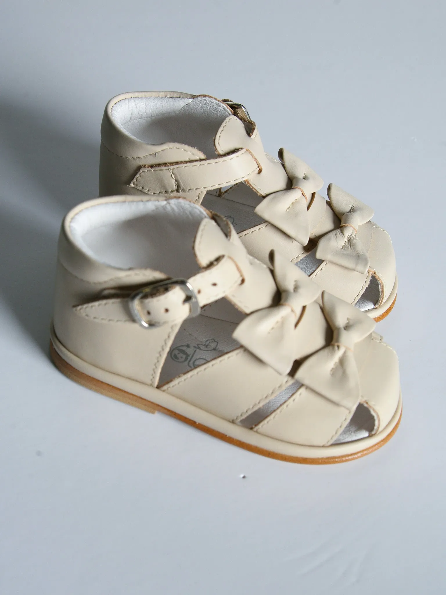 Borboleta 'Dina' Beige leather sandal